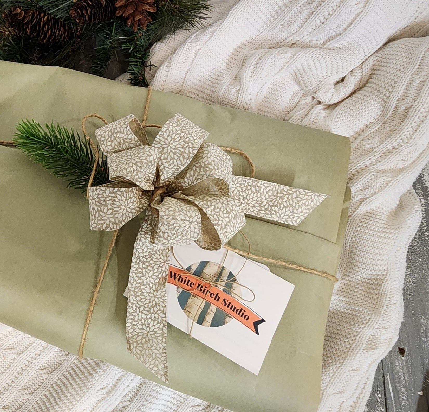 Beach lover Christmas gift set for her, acrylic beach painting on recycled pallet wood, boho macrame, recycled beach bag made from quilt