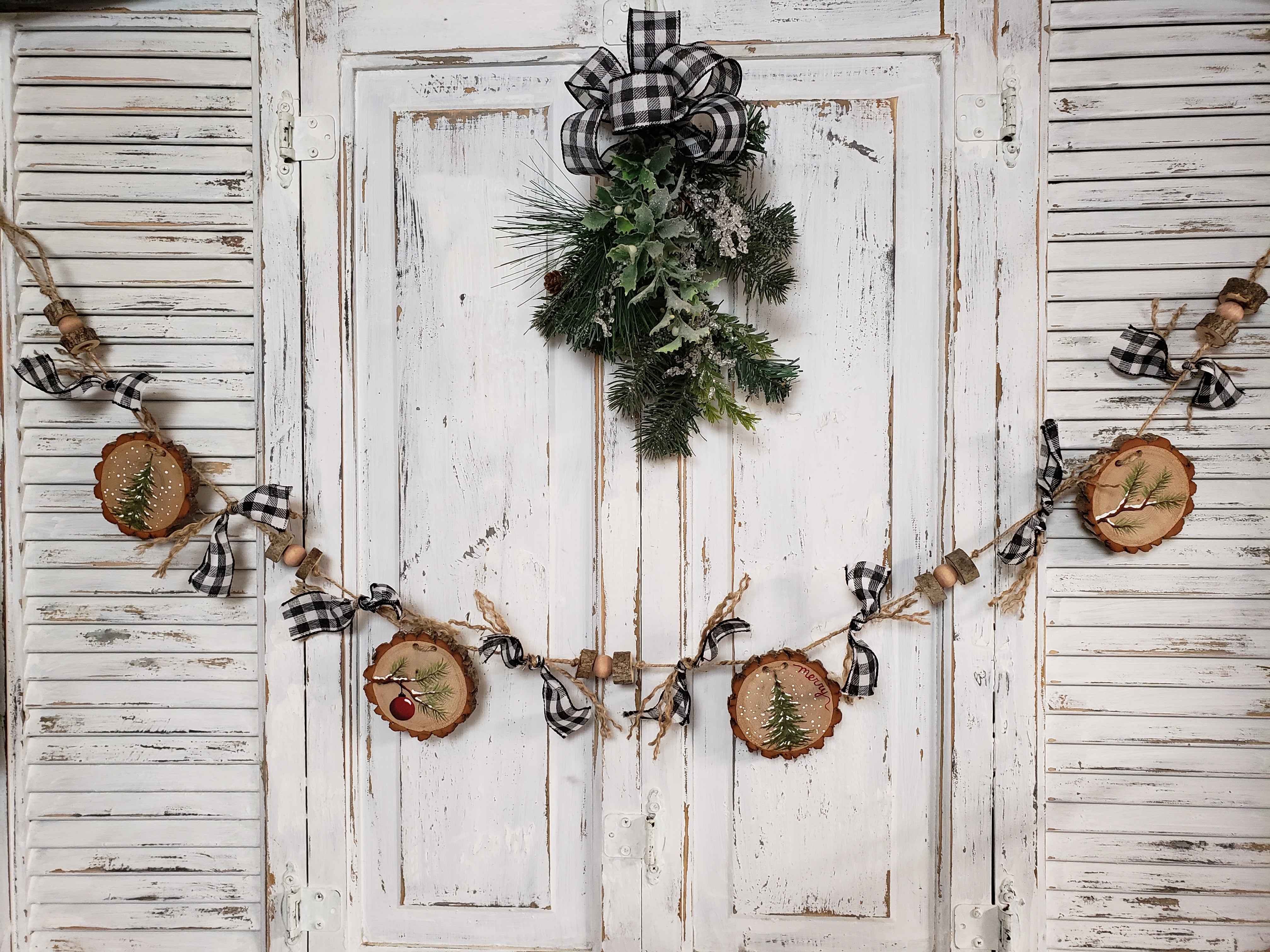 Christmas Bead Garland with buffalo plaid ribbon, Rustic Wood Slice ornaments, Handpainted Rustic Farmhouse Christmas mantel garland